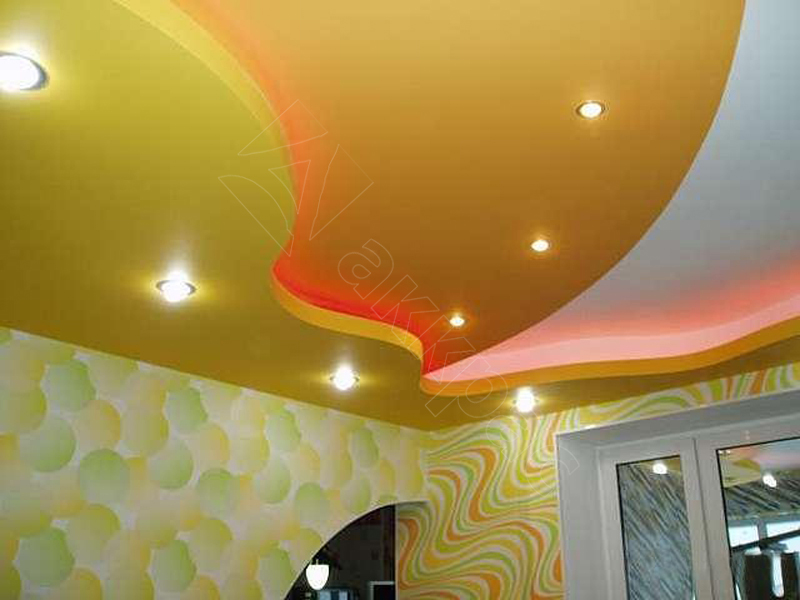 красим потолок водоэмульсионной краской